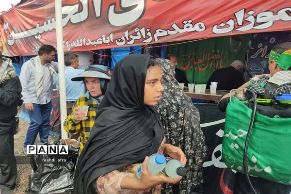 خدمت‌رسانی معلمان بهبهانی به زائران حسینی در مرز شلمچه