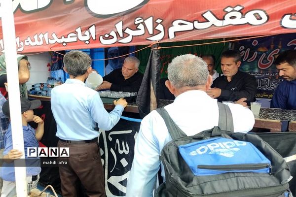 خدمت‌رسانی معلمان بهبهانی به زائران حسینی در مرز شلمچه
