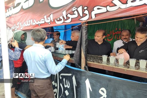خدمت‌رسانی معلمان بهبهانی به زائران حسینی در مرز شلمچه