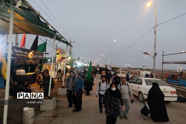 خدمت‌رسانی معلمان بهبهانی به زائران حسینی در مرز شلمچه
