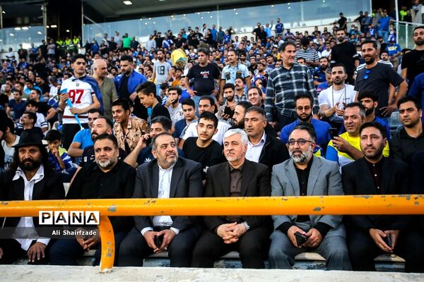 دیدار تیم های استقلال تهران و نساجی مازندران