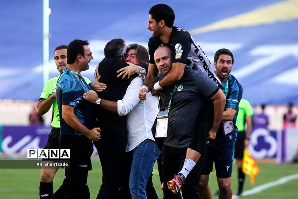 دیدار تیم های استقلال تهران و نساجی مازندران