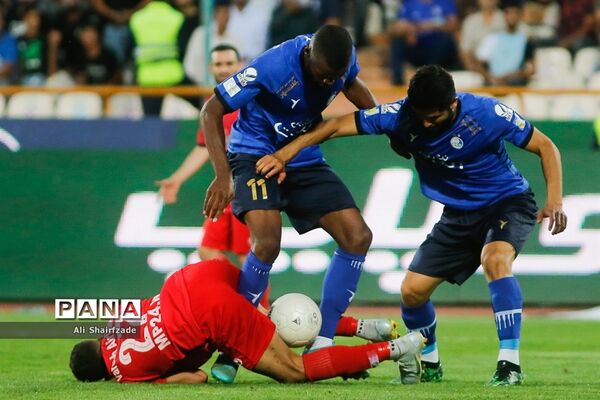 دیدار تیم های استقلال تهران و نساجی مازندران