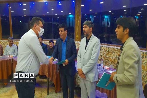 آیین تجلیل از فرهنگیان شرکت‌کننده در جشنواره معلمان هنرمند