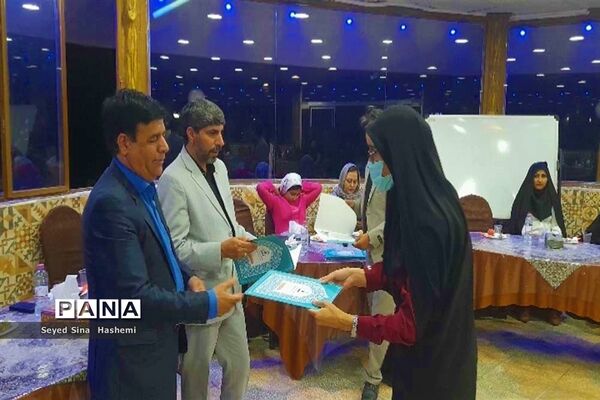 آیین تجلیل از فرهنگیان شرکت‌کننده در جشنواره معلمان هنرمند