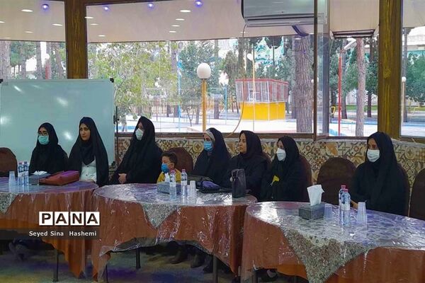 آیین تجلیل از فرهنگیان شرکت‌کننده در جشنواره معلمان هنرمند