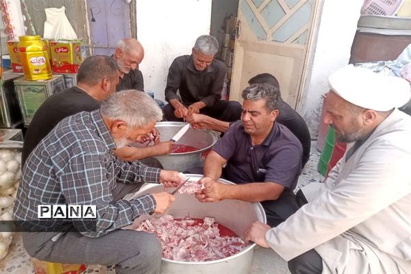 خدمت‌رسانی موکب‌ خدام الحسین ابرکوه ‌به زائرین حسینی