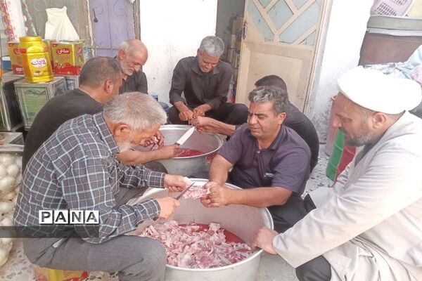 خدمت‌رسانی موکب‌ خدام الحسین ابرکوه ‌به زائرین حسینی