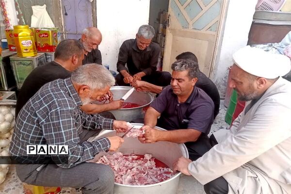 خدمت‌رسانی موکب‌ خدام الحسین ابرکوه ‌به زائرین حسینی
