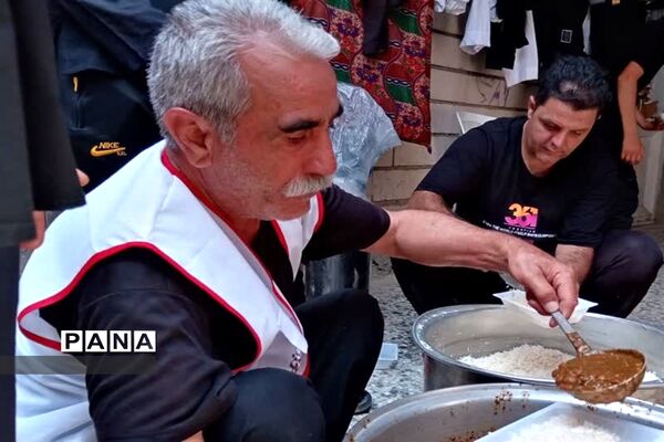 خدمت‌رسانی موکب‌ خدام الحسین ابرکوه ‌به زائرین حسینی