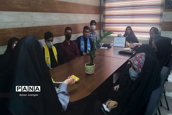 نشست اعضای مجلس دانش‌آموزی با رئیس آموزش و پرورش قائمشهر