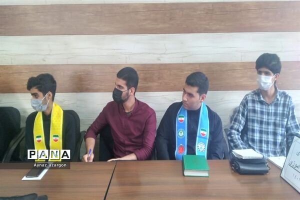 نشست اعضای مجلس دانش‌آموزی با رئیس آموزش و پرورش قائمشهر