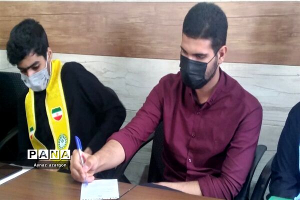 نشست اعضای مجلس دانش‌آموزی با رئیس آموزش و پرورش قائمشهر