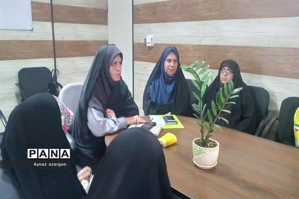 نشست اعضای مجلس دانش‌آموزی با رئیس آموزش و پرورش قائمشهر