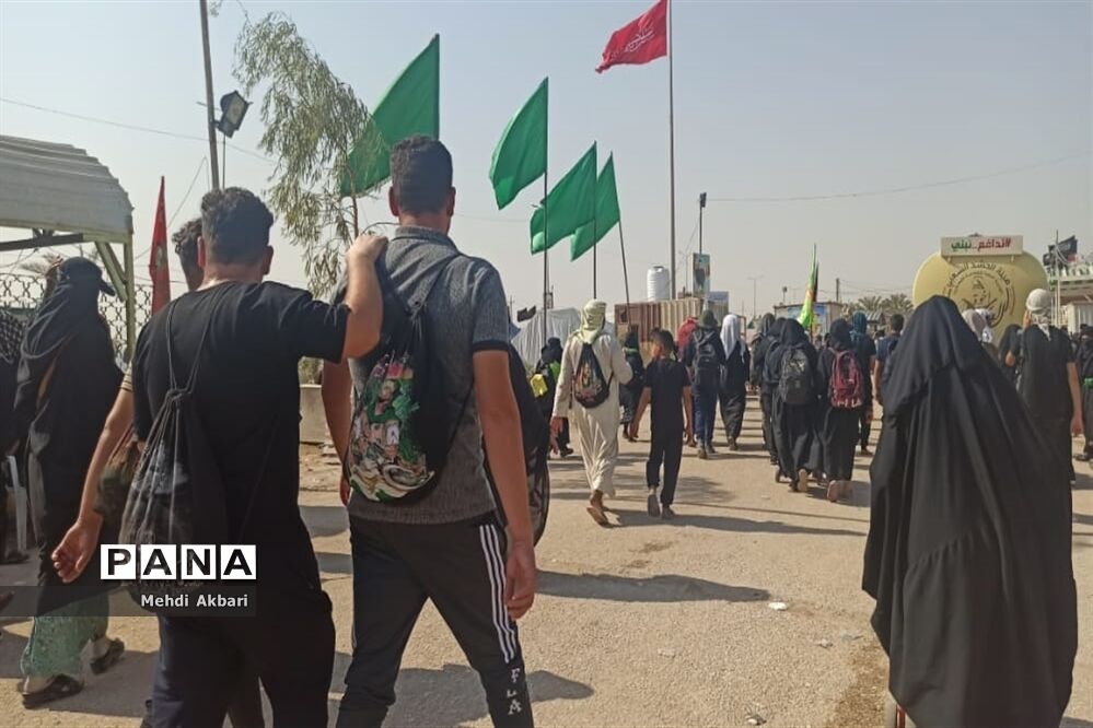 عاشقان حسینی در مسیر شهرنجف به کربلا