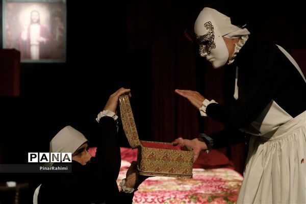 نمایش «‌پاپن‌ها» در صحنه