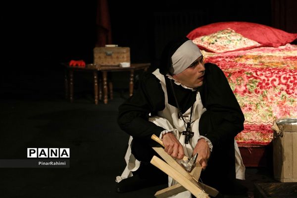 نمایش «‌پاپن‌ها» در صحنه