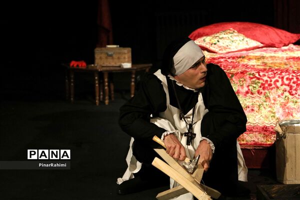 نمایش «‌پاپن‌ها» در صحنه