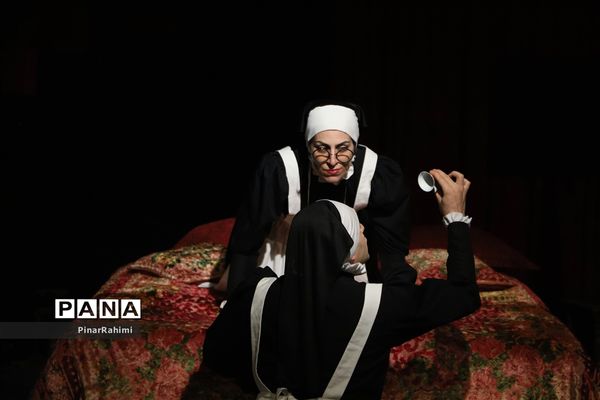 نمایش «‌پاپن‌ها» در صحنه