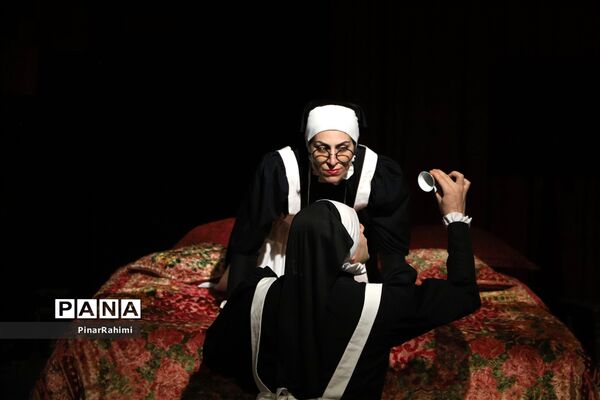 نمایش «‌پاپن‌ها» در صحنه