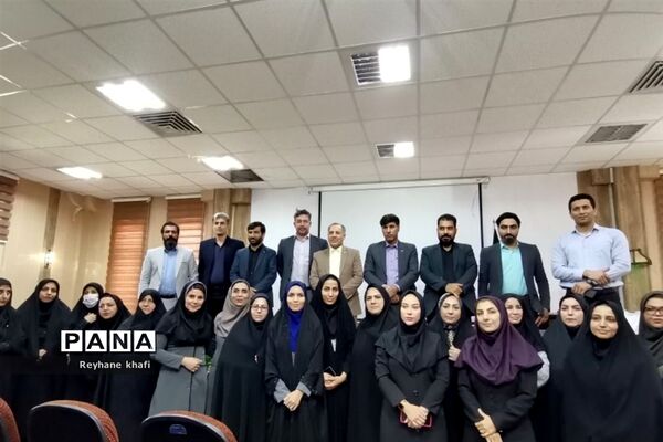 مراسم تقدیر از مربیان و دانش‌آموزان‌ برگزیده شهرستان پاکدشت