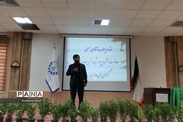 مراسم تقدیر از مربیان و دانش‌آموزان‌ برگزیده شهرستان پاکدشت