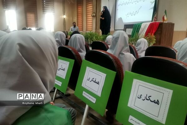 مراسم تقدیر از مربیان و دانش‌آموزان‌ برگزیده شهرستان پاکدشت