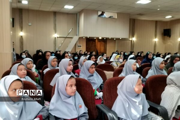 مراسم تقدیر از مربیان و دانش‌آموزان‌ برگزیده شهرستان پاکدشت