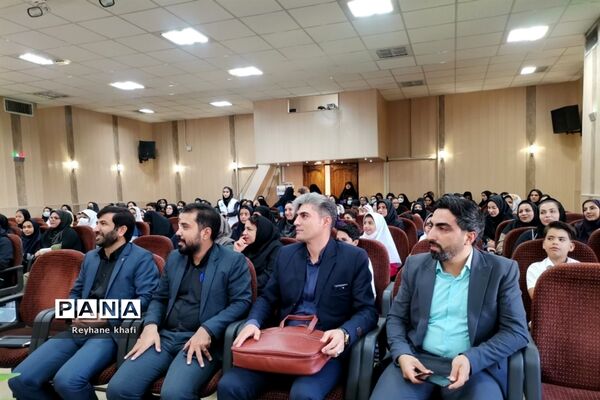 مراسم تقدیر از مربیان و دانش‌آموزان‌ برگزیده شهرستان پاکدشت