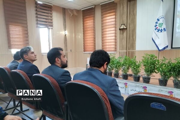 مراسم تقدیر از مربیان و دانش‌آموزان‌ برگزیده شهرستان پاکدشت