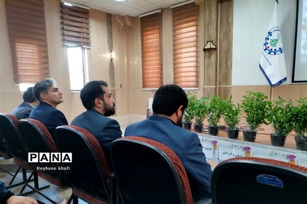 مراسم تقدیر از مربیان و دانش‌آموزان‌ برگزیده شهرستان پاکدشت