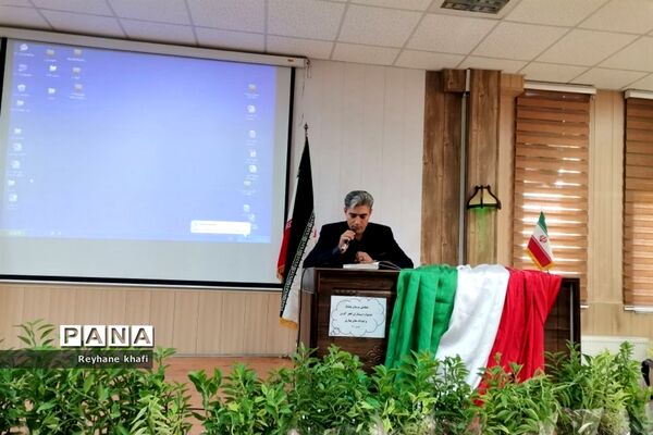مراسم تقدیر از مربیان و دانش‌آموزان‌ برگزیده شهرستان پاکدشت