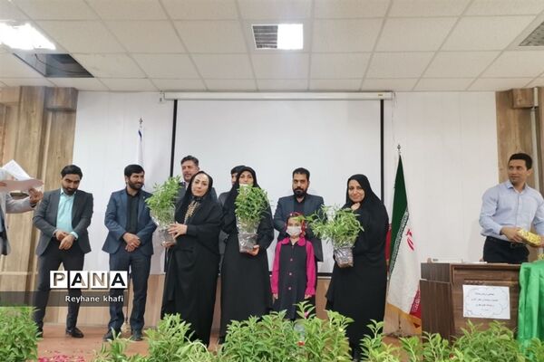 مراسم تقدیر از مربیان و دانش‌آموزان‌ برگزیده شهرستان پاکدشت