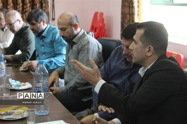 نشست مدیران مدارس در گلوگاه