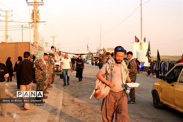 شور عاشقان حسینی در خدمت به زائران اربعین در مرز شلمچه