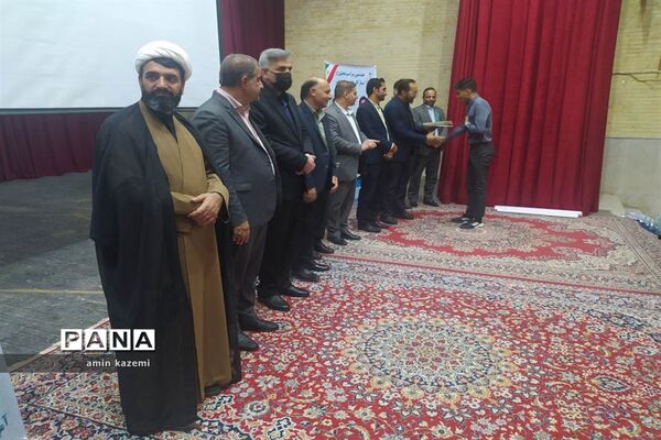 مراسم تجلیل از برگزیدگان هشتمین جشنواره ستارگان علمی در داراب استان فارس