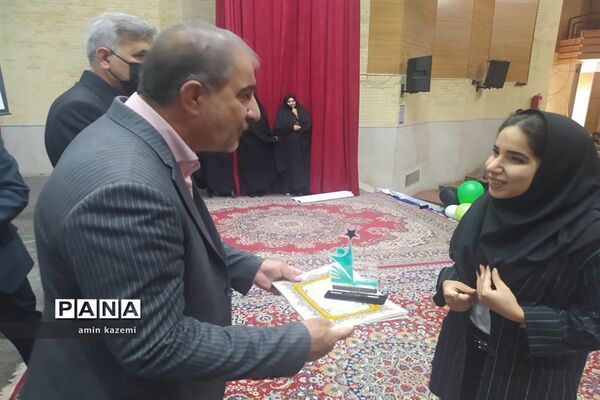 مراسم تجلیل از برگزیدگان هشتمین جشنواره ستارگان علمی در داراب استان فارس