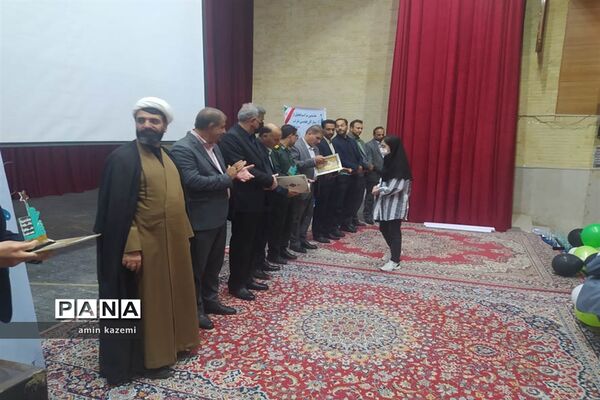 مراسم تجلیل از برگزیدگان هشتمین جشنواره ستارگان علمی در داراب استان فارس