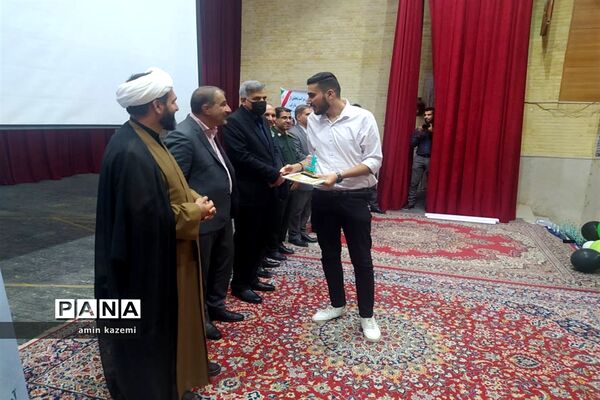 مراسم تجلیل از برگزیدگان هشتمین جشنواره ستارگان علمی در داراب استان فارس