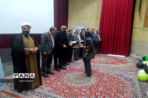 مراسم تجلیل از برگزیدگان هشتمین جشنواره ستارگان علمی در داراب استان فارس
