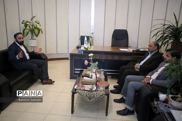 جلسه سازمان دانش‌آموزی و کمیته امداد امام خمینی با موضوع «شور عاطفه‌ها»