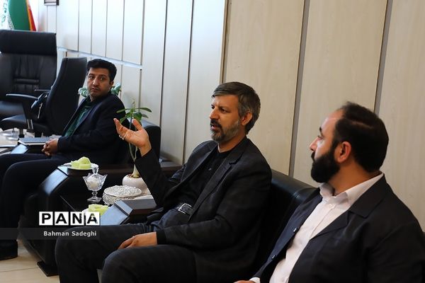 جلسه سازمان دانش‌آموزی و کمیته امداد امام خمینی با موضوع «شور عاطفه‌ها»