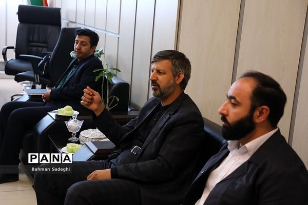 جلسه سازمان دانش‌آموزی و کمیته امداد امام خمینی با موضوع «شور عاطفه‌ها»