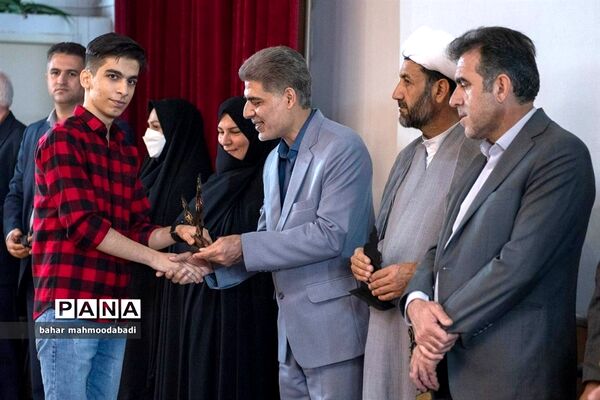 آیین تجلیل از افتخارآفرینان کنکور ۱۴۰۱ دانش‌آموزان مدارس استعدادهای درخشان(سمپاد) استان کرمانشاه