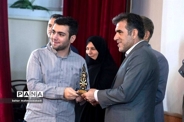 آیین تجلیل از افتخارآفرینان کنکور ۱۴۰۱ دانش‌آموزان مدارس استعدادهای درخشان(سمپاد) استان کرمانشاه