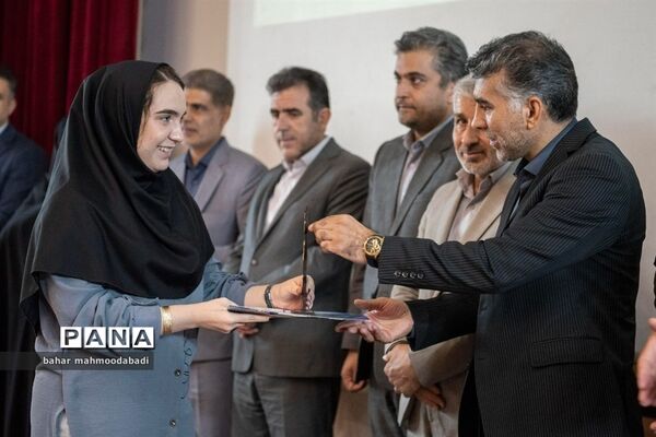 آیین تجلیل از افتخارآفرینان کنکور ۱۴۰۱ دانش‌آموزان مدارس استعدادهای درخشان(سمپاد) استان کرمانشاه