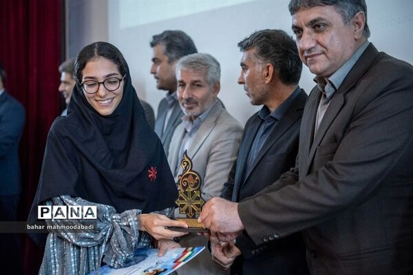 آیین تجلیل از افتخارآفرینان کنکور ۱۴۰۱ دانش‌آموزان مدارس استعدادهای درخشان(سمپاد) استان کرمانشاه