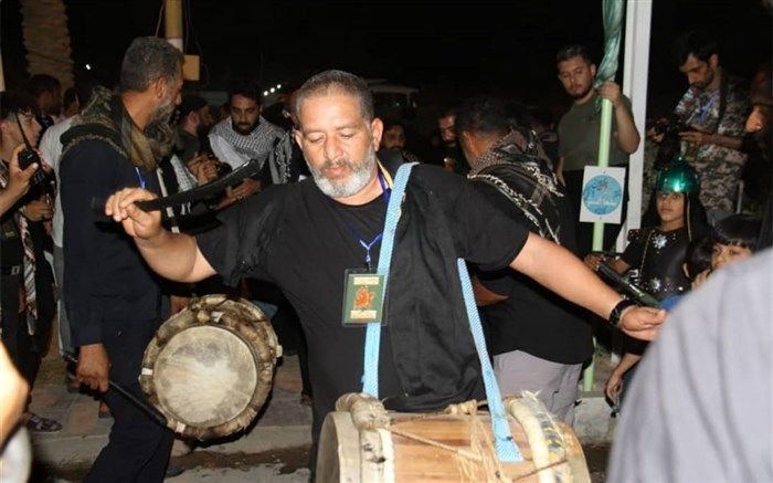 اشاعه فرهنگ عاشورایی و نواختن موسیقی حزن‌انگیز عاشورا با سنج و دمام آبادانی