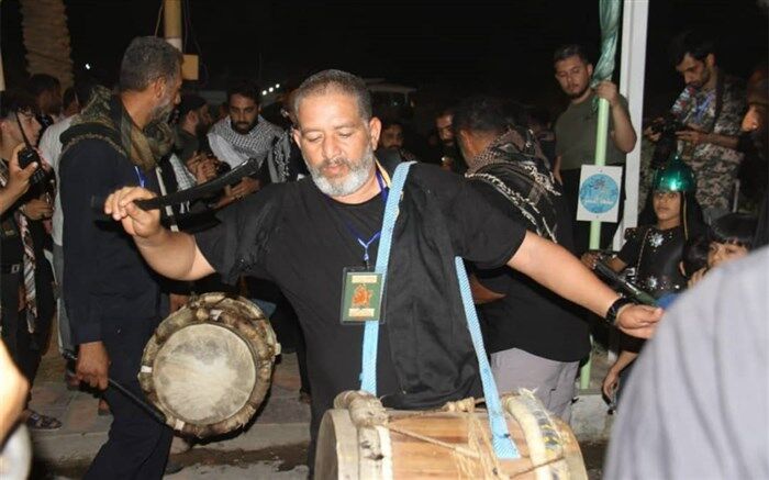 اشاعه فرهنگ عاشورایی و نواختن موسیقی حزن‌انگیز عاشورا با سنج و دمام آبادانی