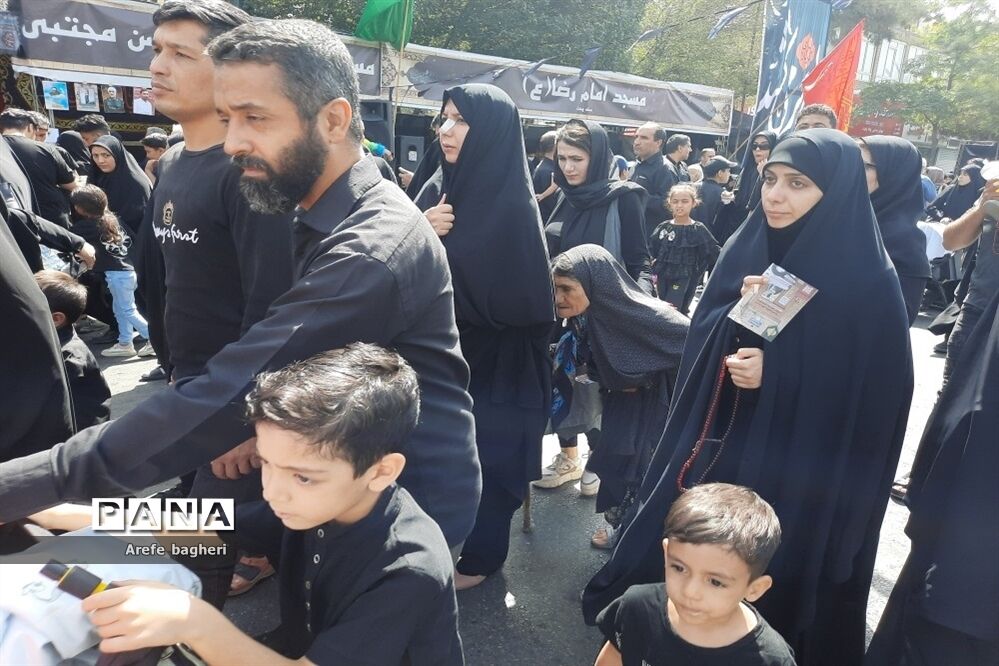 پیاده‌روی اربعین حسینی در جوار حرم مطهر رضوی